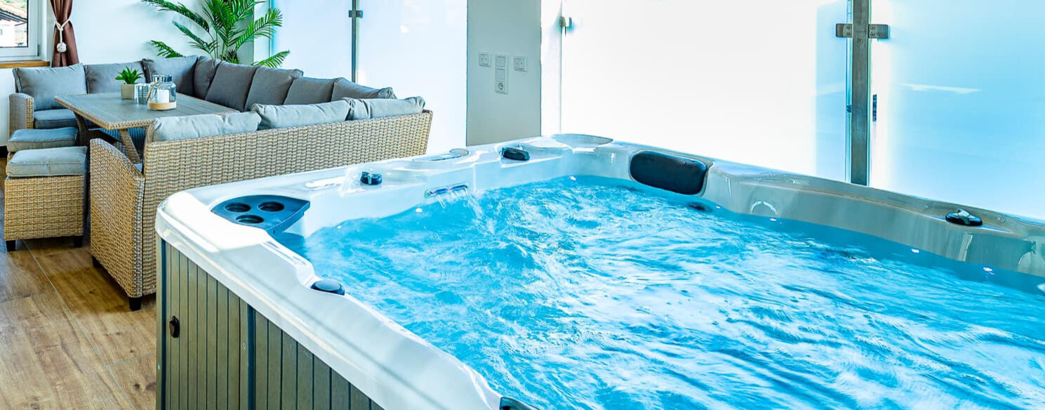 Privat Spa mit Whirlpool, Sauna und Lounge im Ferienhaus - Riedbachlodge in Viechtach