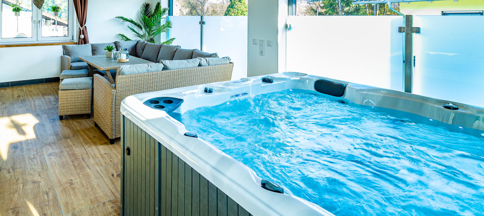 exklusiver Whirlpool und Sitzgruppe in der luxuriösen Ferienwohnung in Viechtach